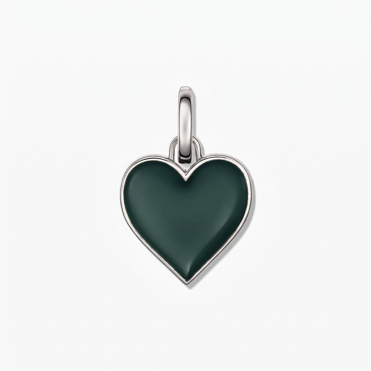 Ciondolo a forma di cuore in argento 925 placcato rodio con inserto verde scuro, centrato su sfondo bianco.