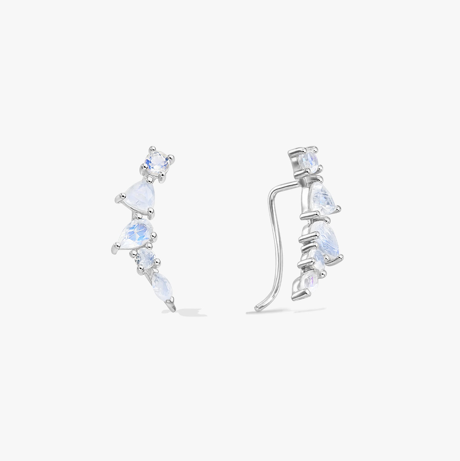 Coppia di orecchini ear climber in argento sterling con pietra di luna, mostrati in vista frontale e laterale su sfondo bianco.