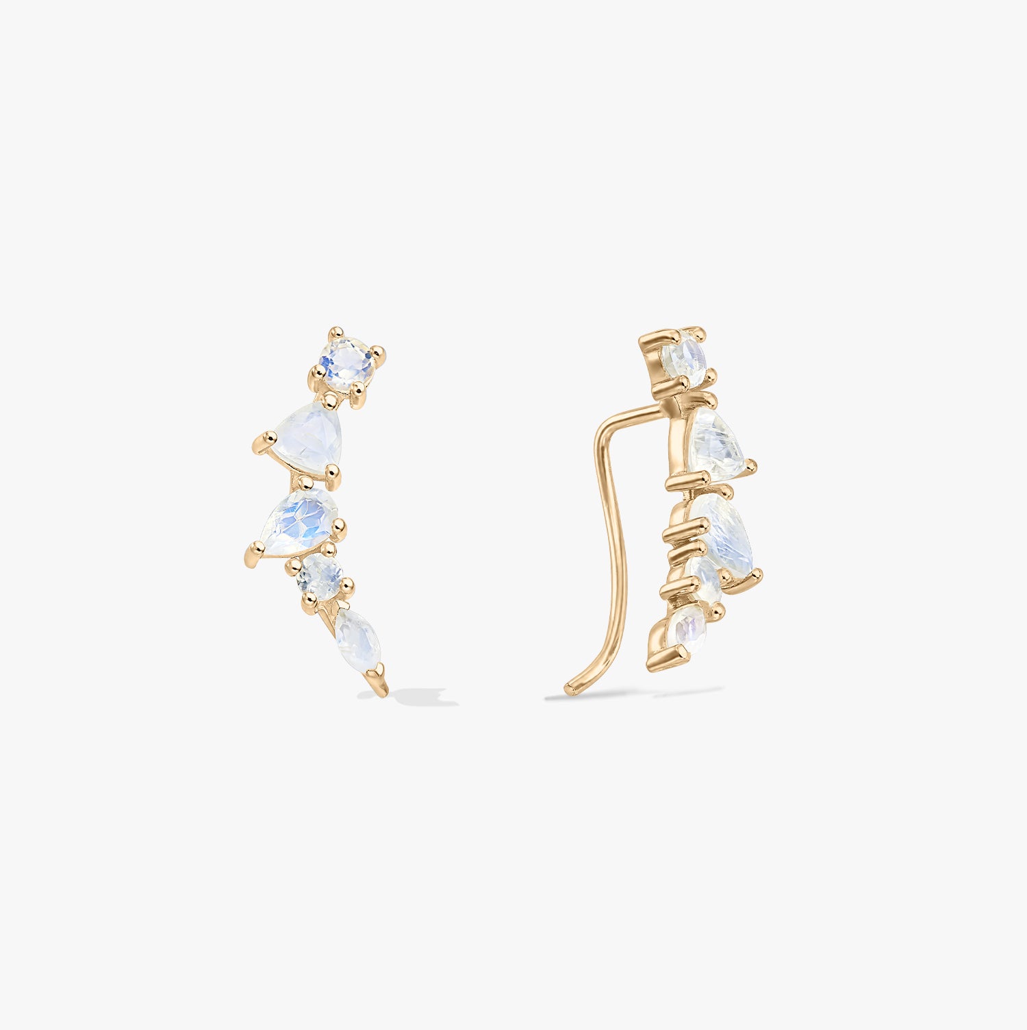 Coppia di orecchini ear climber con ear cuff in argento 925 con finitura color oro e pietre di luna a taglio misto, mostrati in vista frontale e laterale su sfondo bianco.