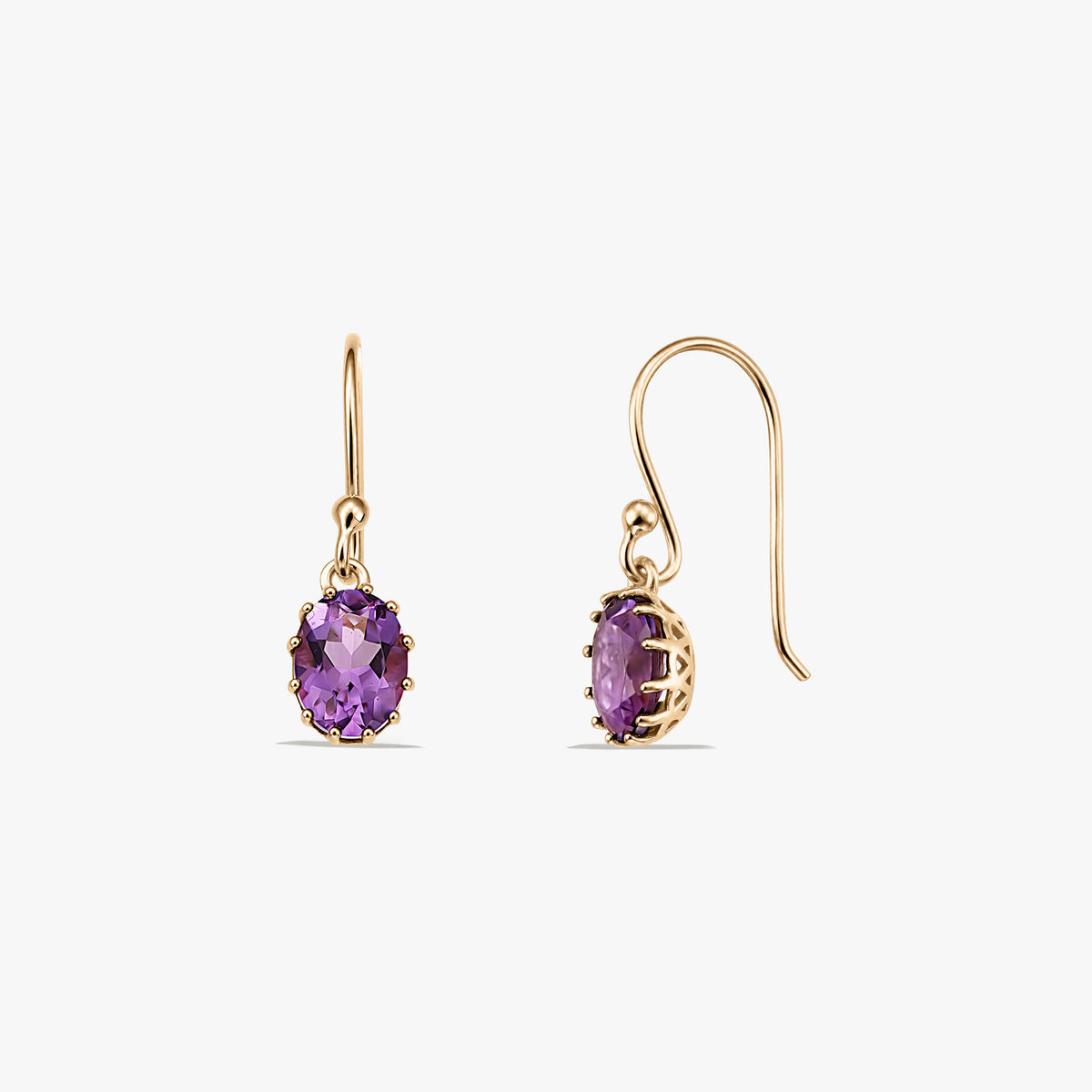 Coppia di orecchini a goccia in argento sterling placcato oro con pietre ametista sfaccettate ovali, mostrati fronte e lato su sfondo bianco.