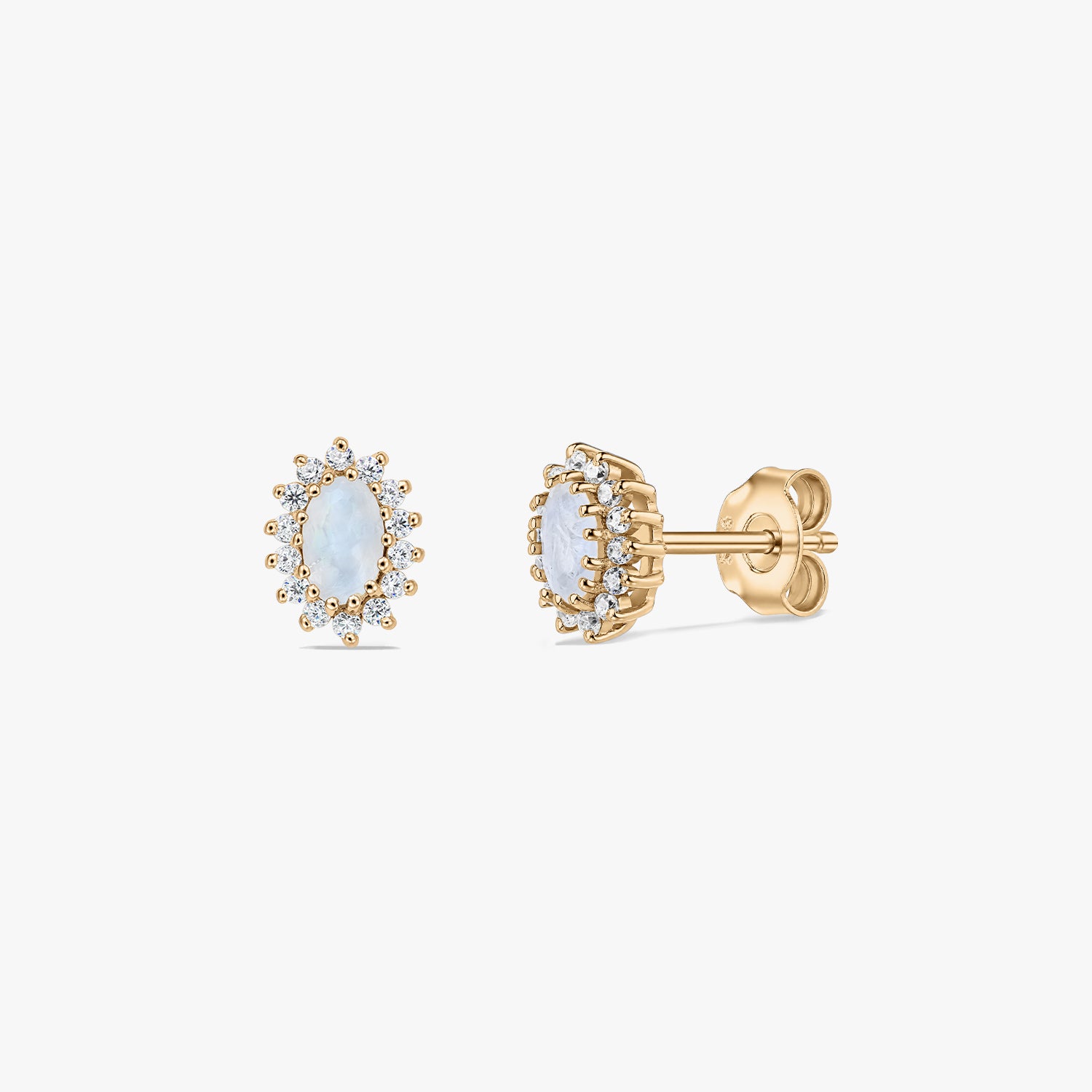Coppia di orecchini a perno in argento sterling placcato oro con pietra di luna ovale al centro e un contorno di piccole pietre bianche, mostrati su sfondo bianco in vista frontale e laterale.
