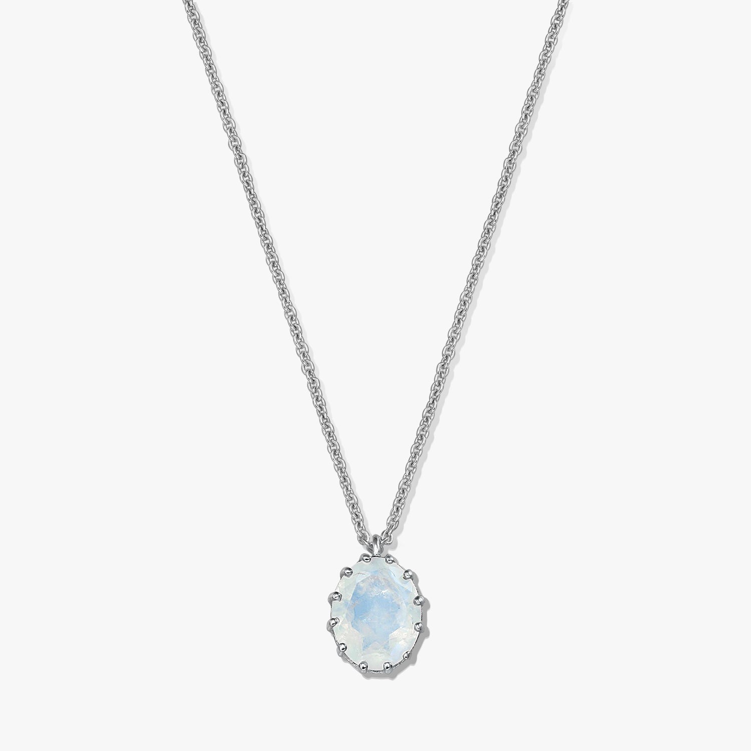 Collana in argento sterling con ciondolo ovale in pietra di luna su sfondo bianco.