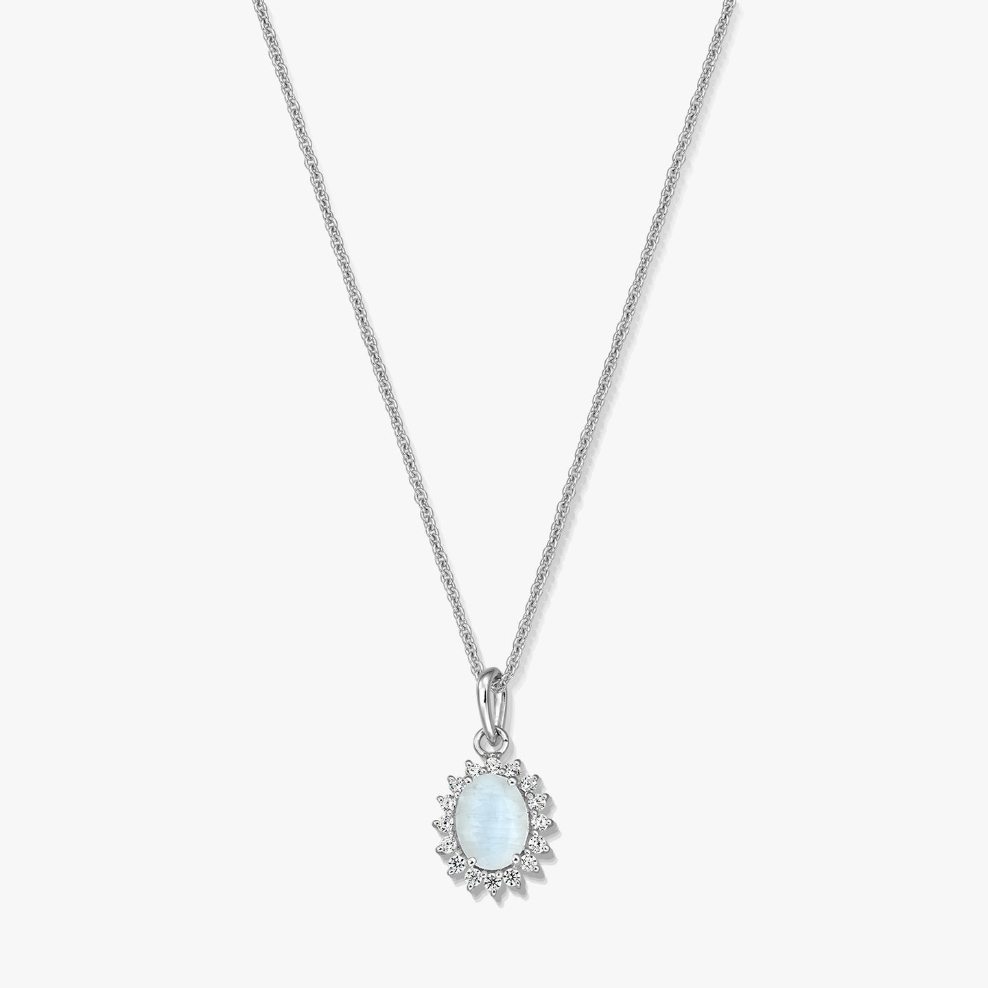 Collana in argento sterling con pendente in pietra di luna ovale incorniciato da un delicato alone, fotografata su sfondo bianco.