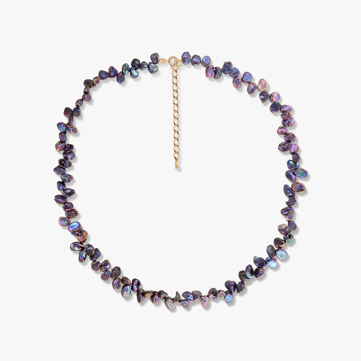 Collana Golden Mini Lulu in argento con perle keshi nere e catenina di prolunga placcata in oro su sfondo bianco.