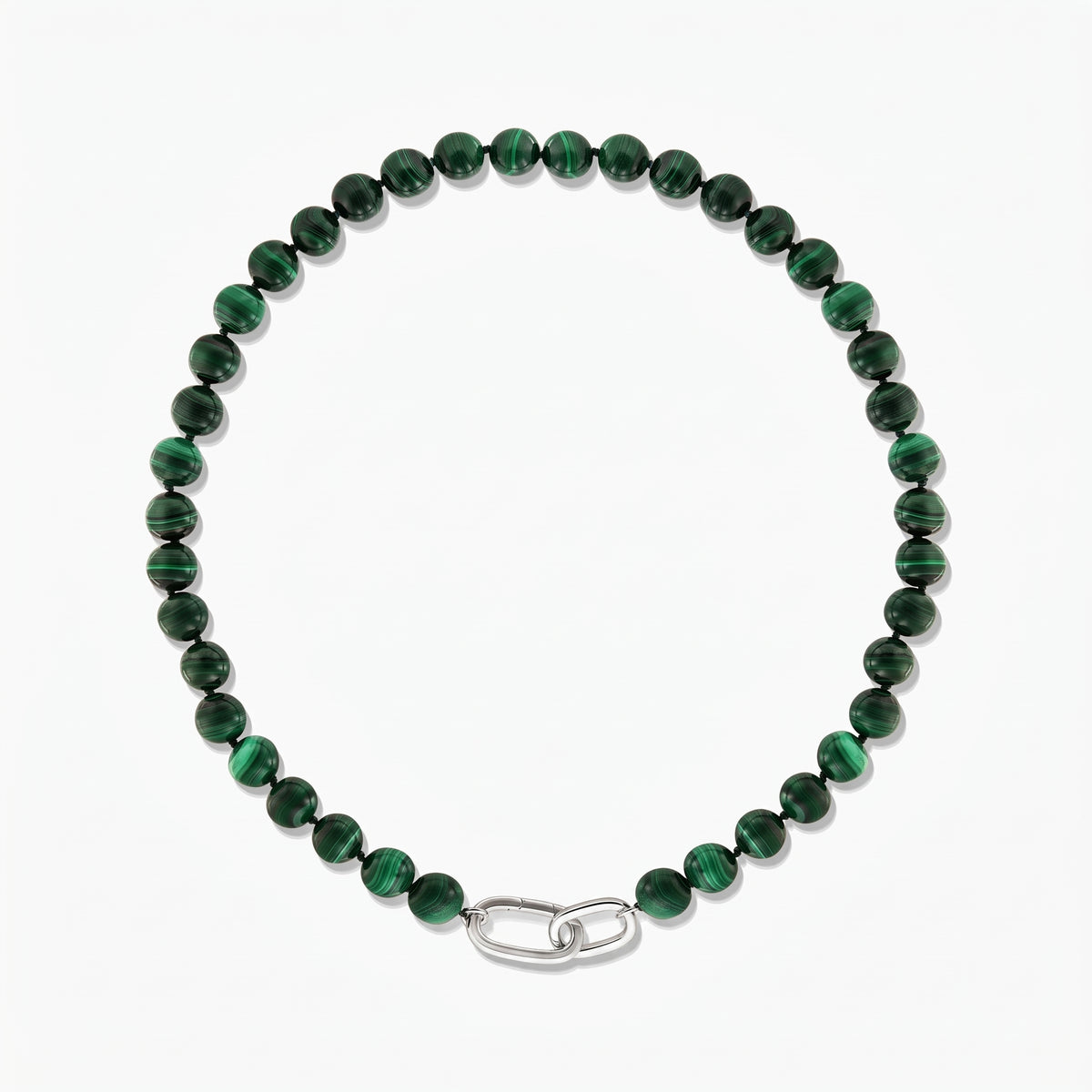 Collana di perline di malachite con chiusura in argento stile fermaglio, fotografata su sfondo bianco.