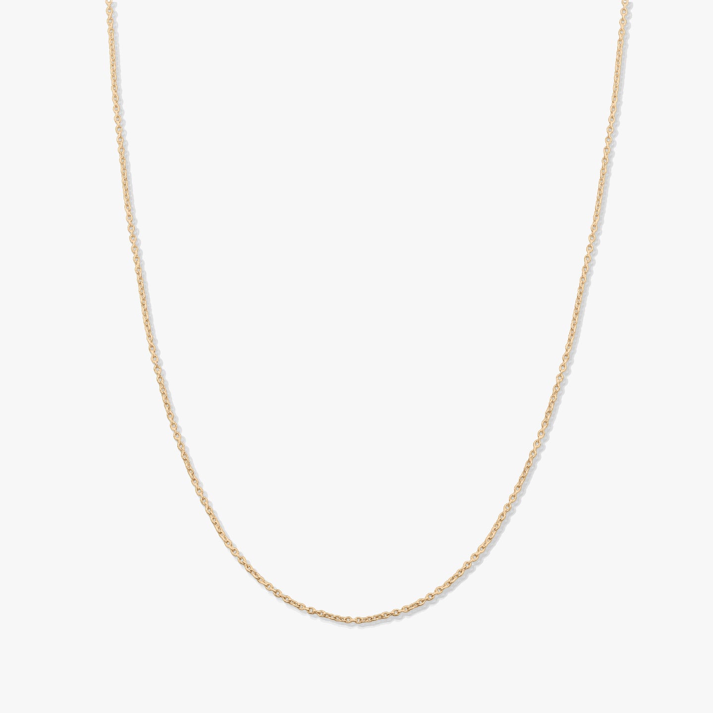 Collana a catena minimal in oro giallo 14K su sfondo bianco uniforme.