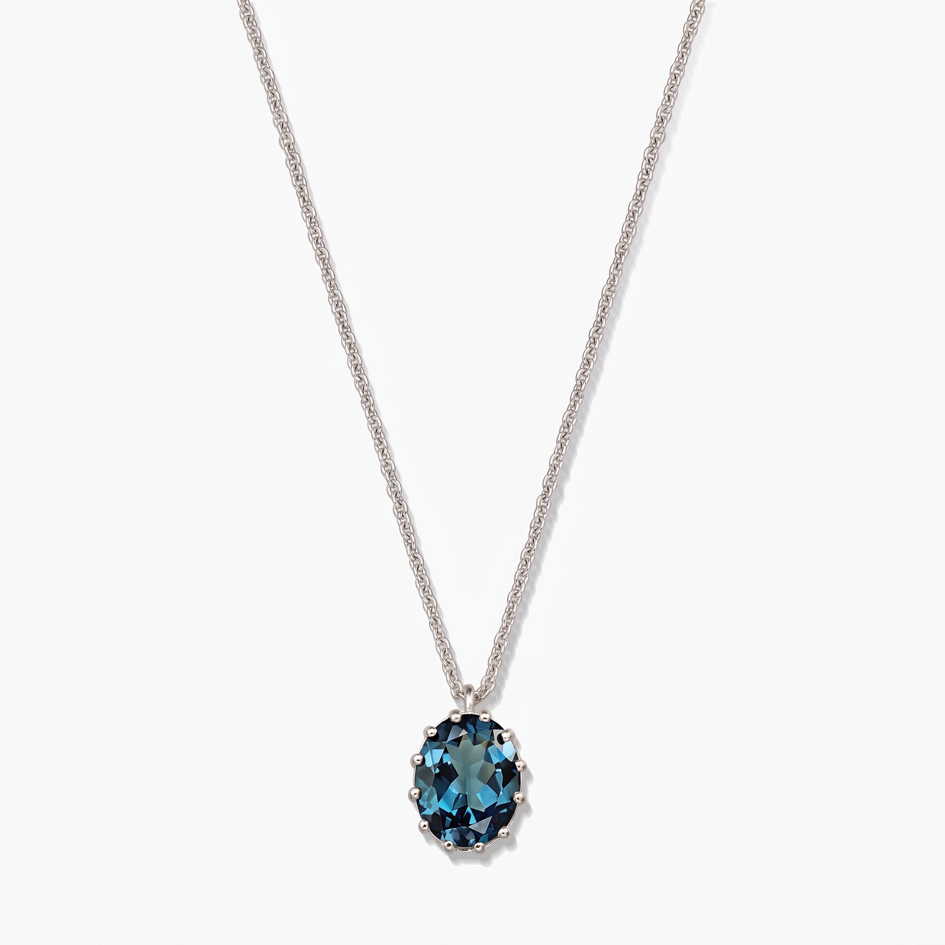 Collana in argento sterling con pendente ovale in topazio London blue su sfondo bianco.