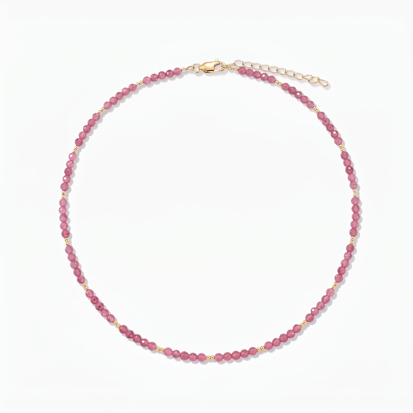 Collana in argento Golden SummerScape - Tourmaline by Indira: collana di perline in tormalina rosa con piccoli dettagli in oro e chiusura a moschettone con prolunga, su sfondo bianco.