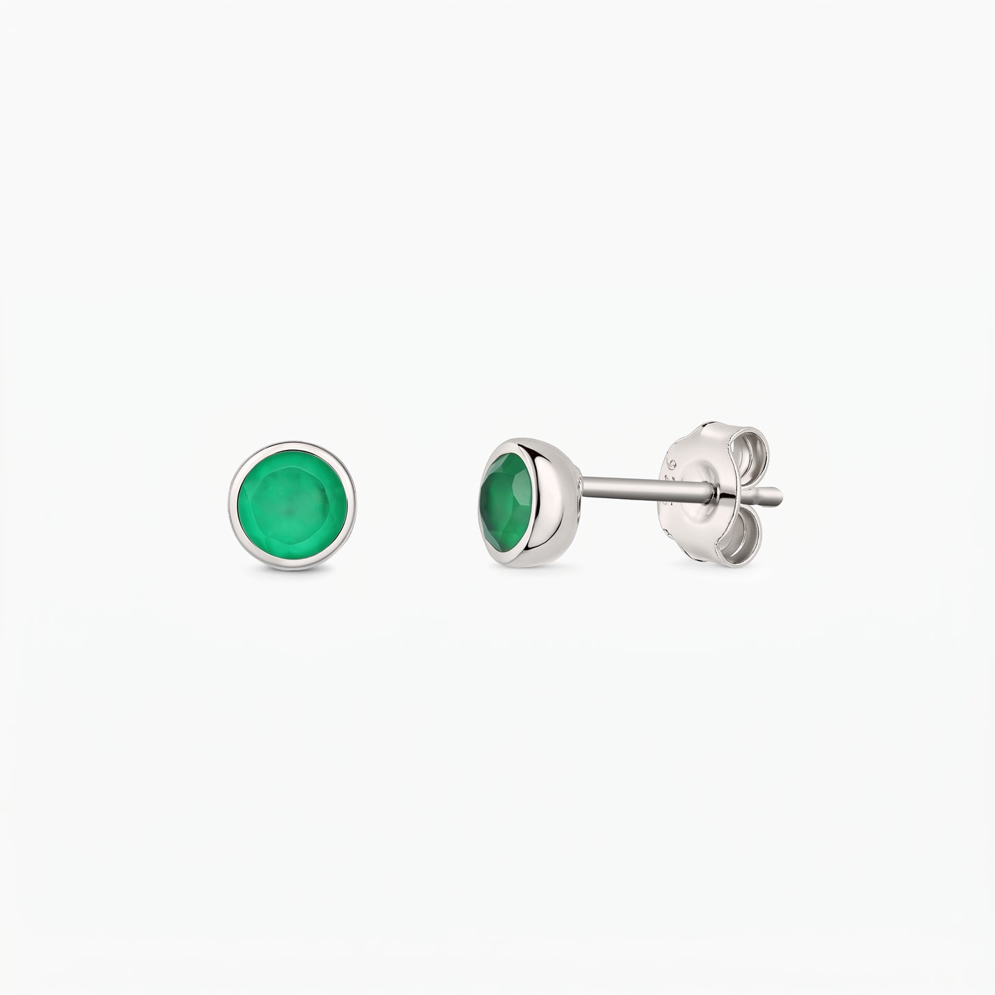 Coppia di orecchini a perno in argento con onice verde in montatura a castone su sfondo bianco, viste frontale e laterale con chiusure a farfalla.