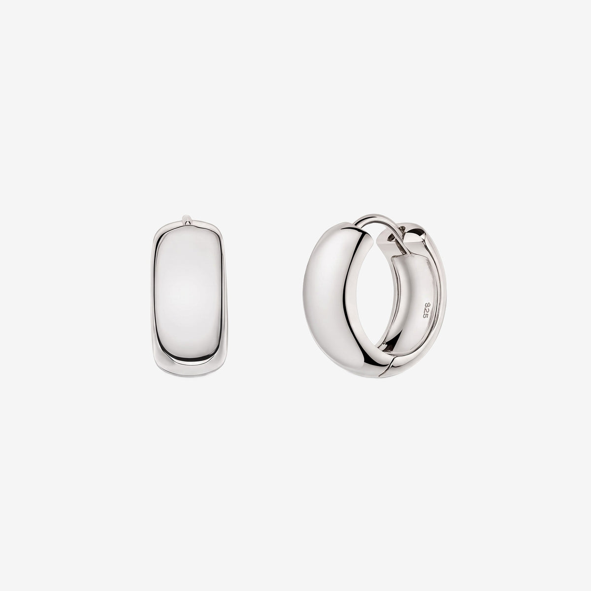 Orecchini huggie in argento 925, modello Bold Maxi Hoops; un pezzo presentato frontalmente e l'altro leggermente aperto, su sfondo bianco, con finitura lucida.