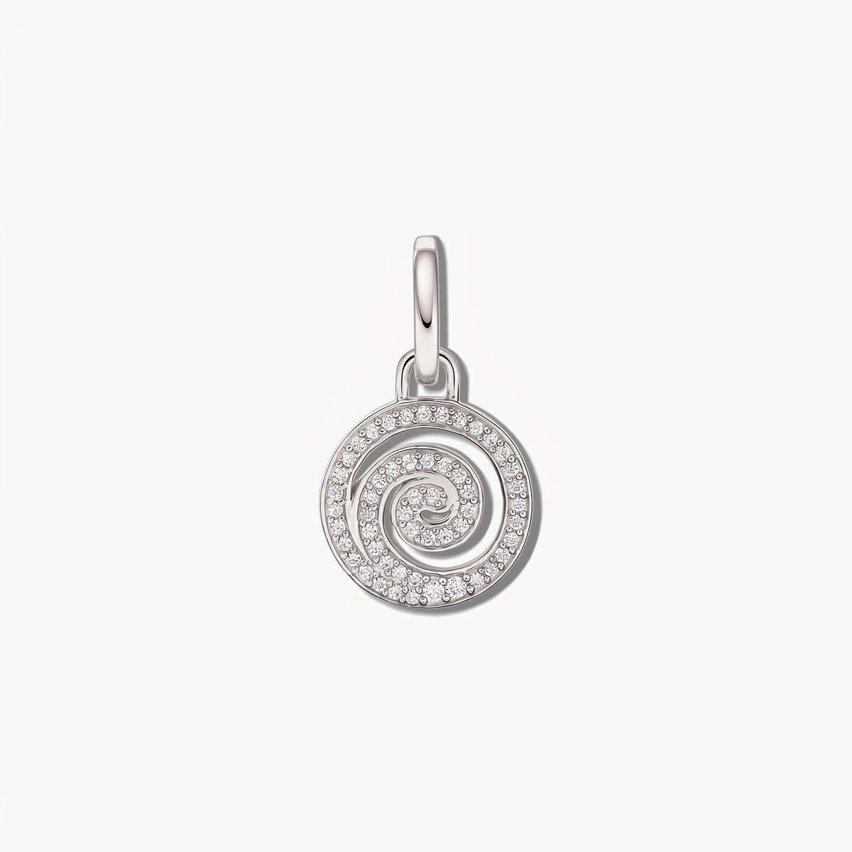 Ciondolo a spirale in argento sterling con pavé di zirconia bianca su uno sfondo bianco pulito.