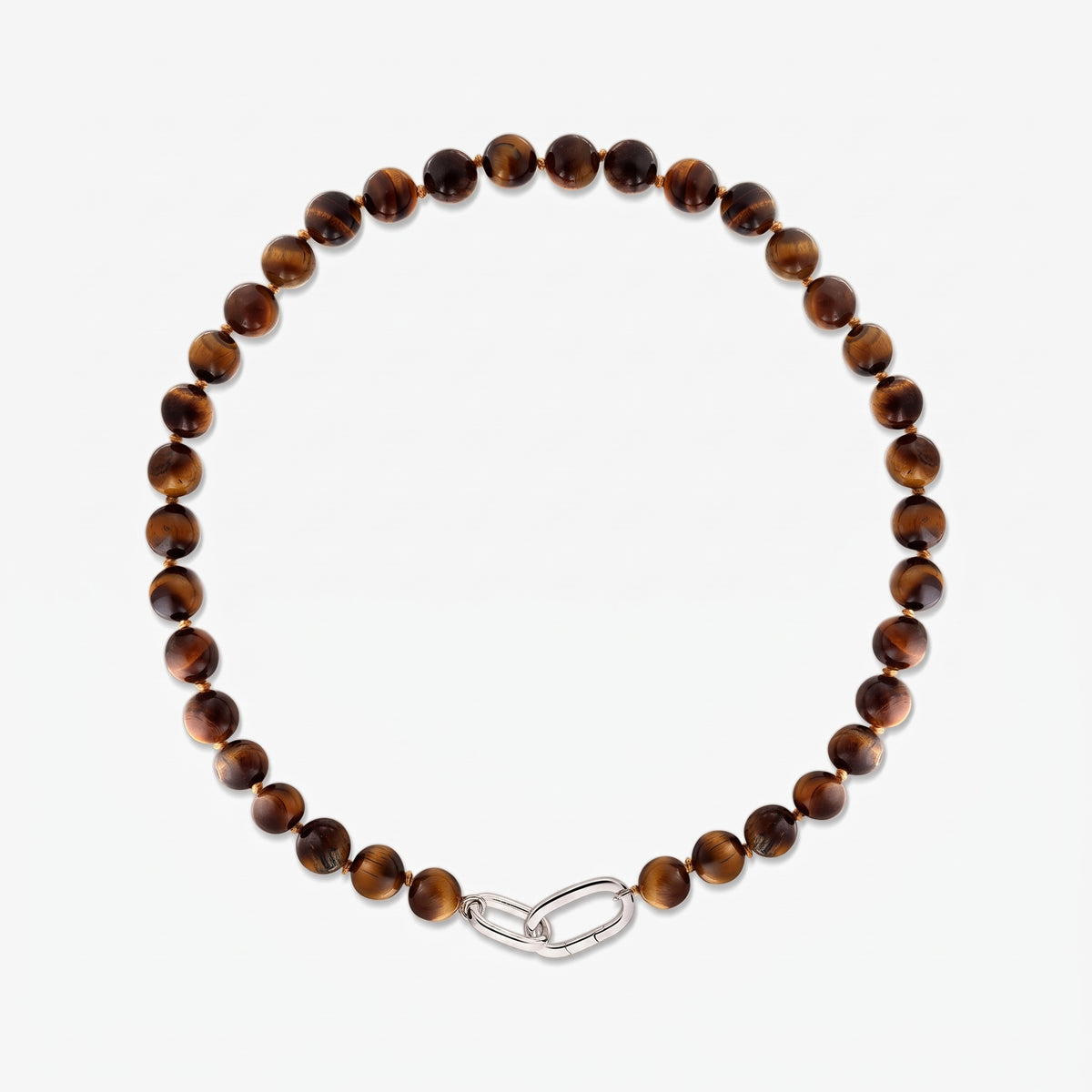Collana Mareille in argento sterling con perle rotonde in occhio di tigre e chiusura ovale a maglia su sfondo bianco.