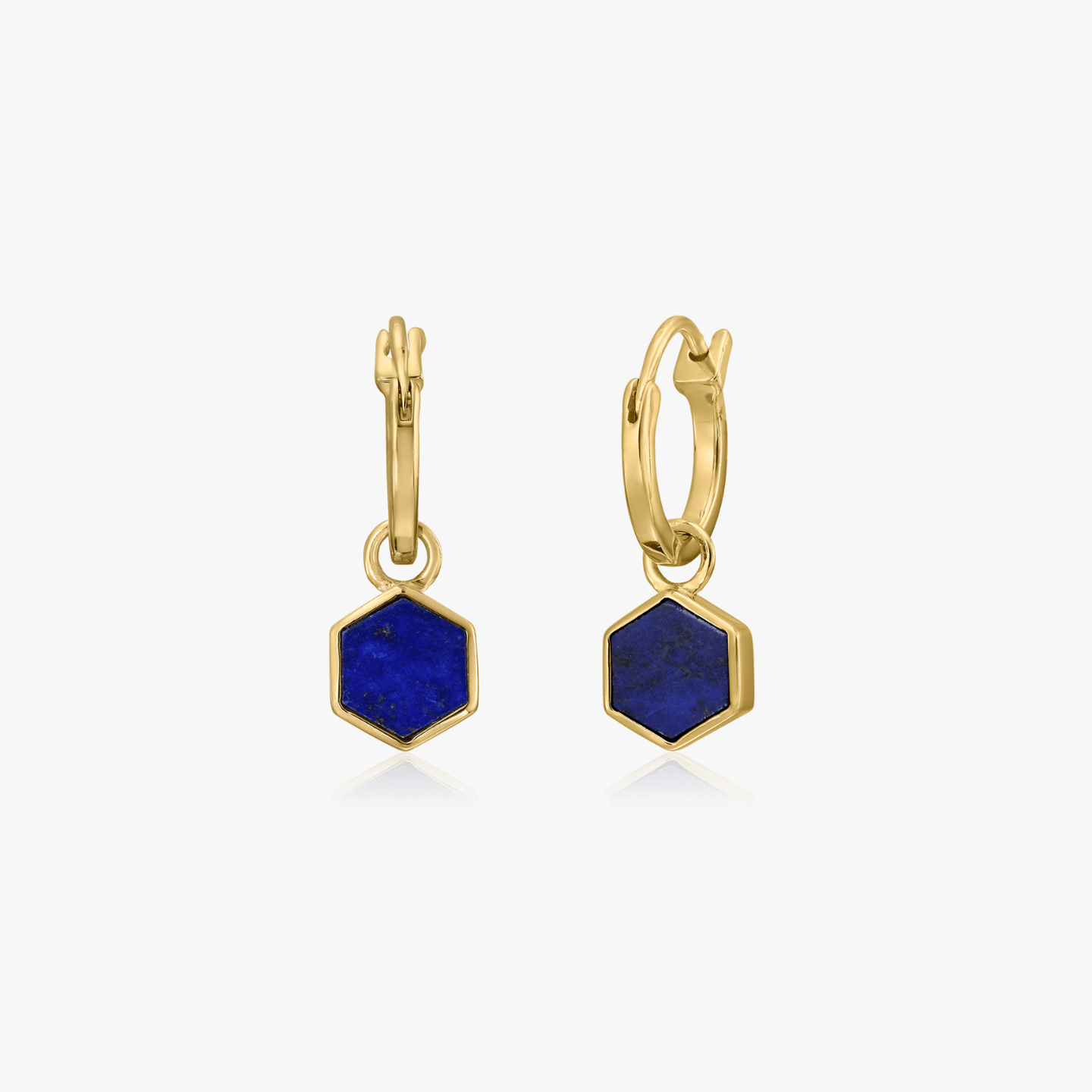 Coppia di orecchini in argento placcato oro con pietre di lapislazzuli blu a forma di esagono su sfondo bianco.