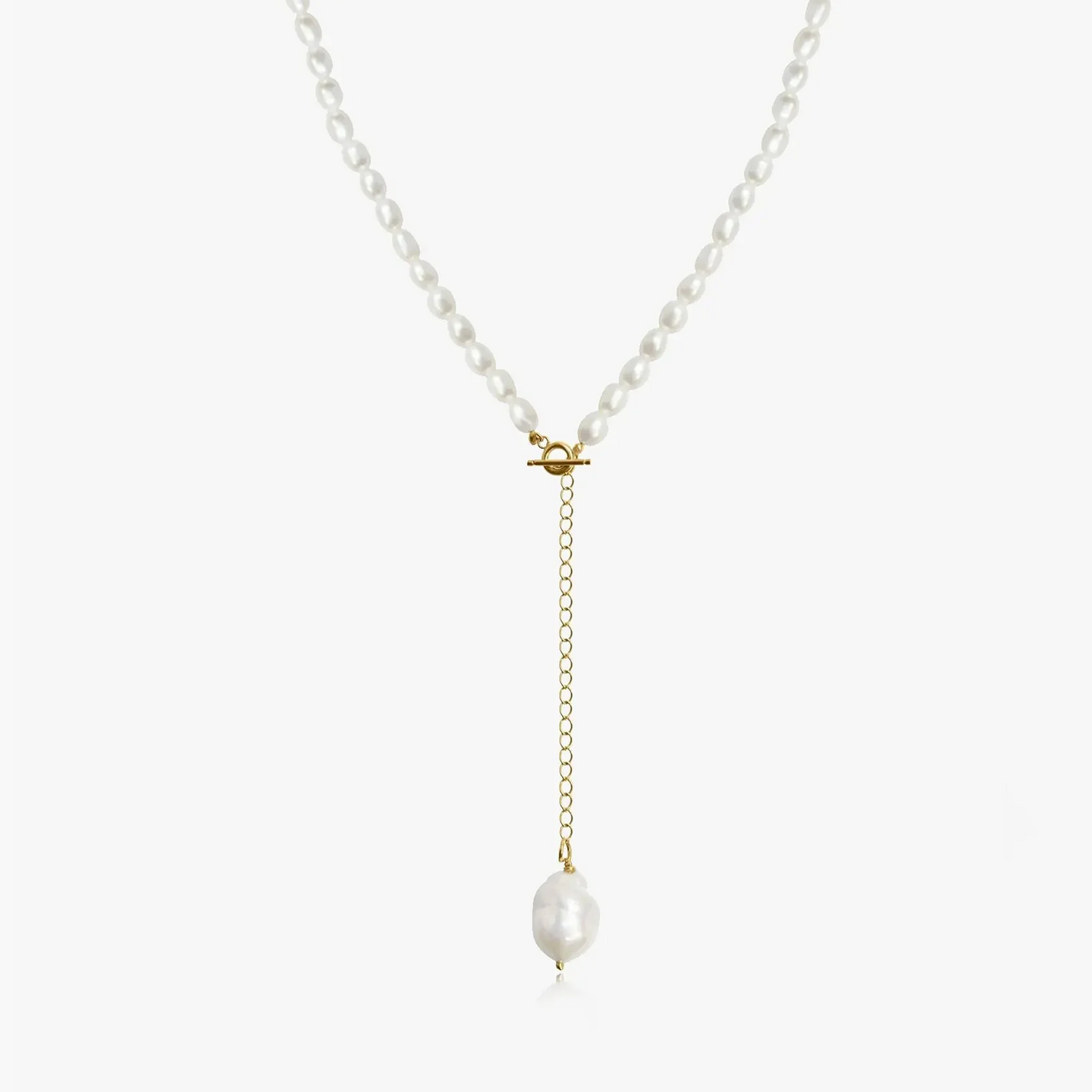 Collana in argento con accento dorato e perla naturale su sfondo bianco