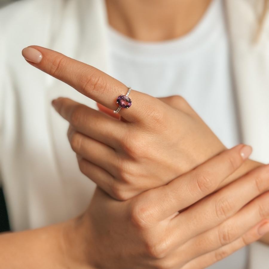 Primo piano di una mano che indossa un Anello Reina in Argento con Ametista e Zirconia sull'indice.