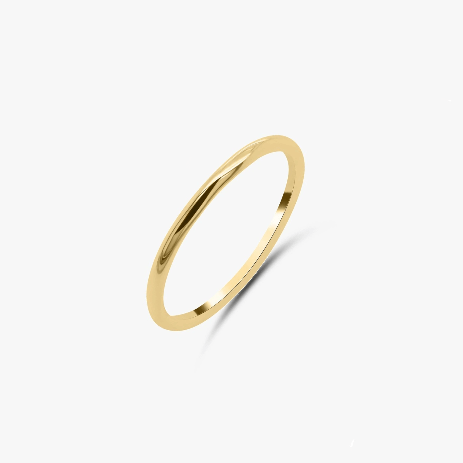 Anello in argento placcato oro minimalista su sfondo bianco.