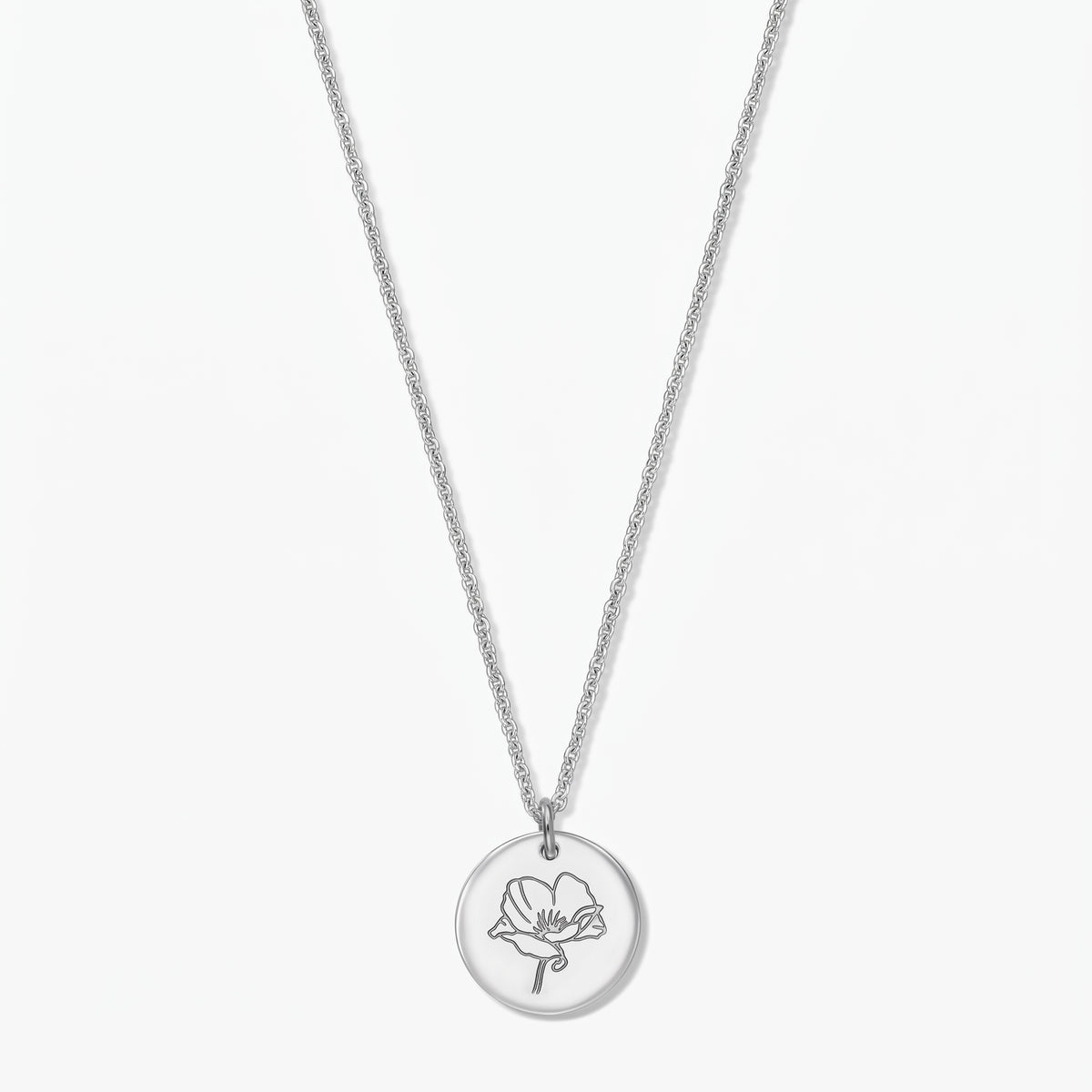 Collana in argento sterling con fiore di nascita, ciondolo rotondo inciso con un papavero, centrata su sfondo bianco.
