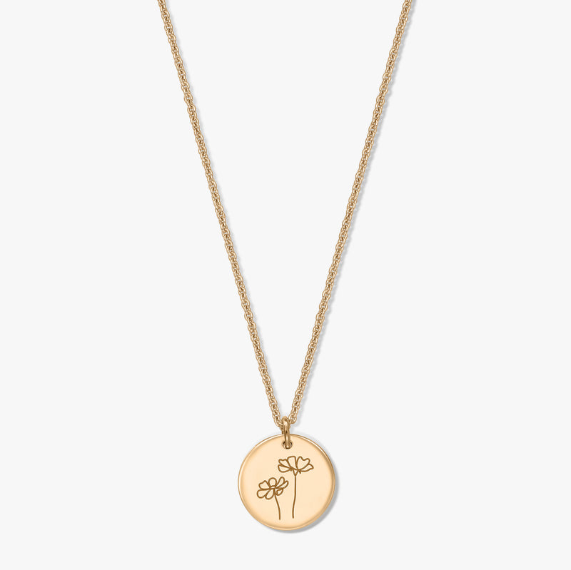 Collana in argento placcato oro con ciondolo a disco rotondo inciso con due fiori di cosmos, fotografata su sfondo bianco.
