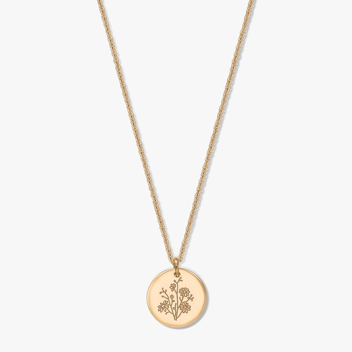 Collana in argento placcato oro con sottile catena a corda e ciondolo tondo a moneta inciso con un aster, fiore di nascita, isolata su sfondo bianco.