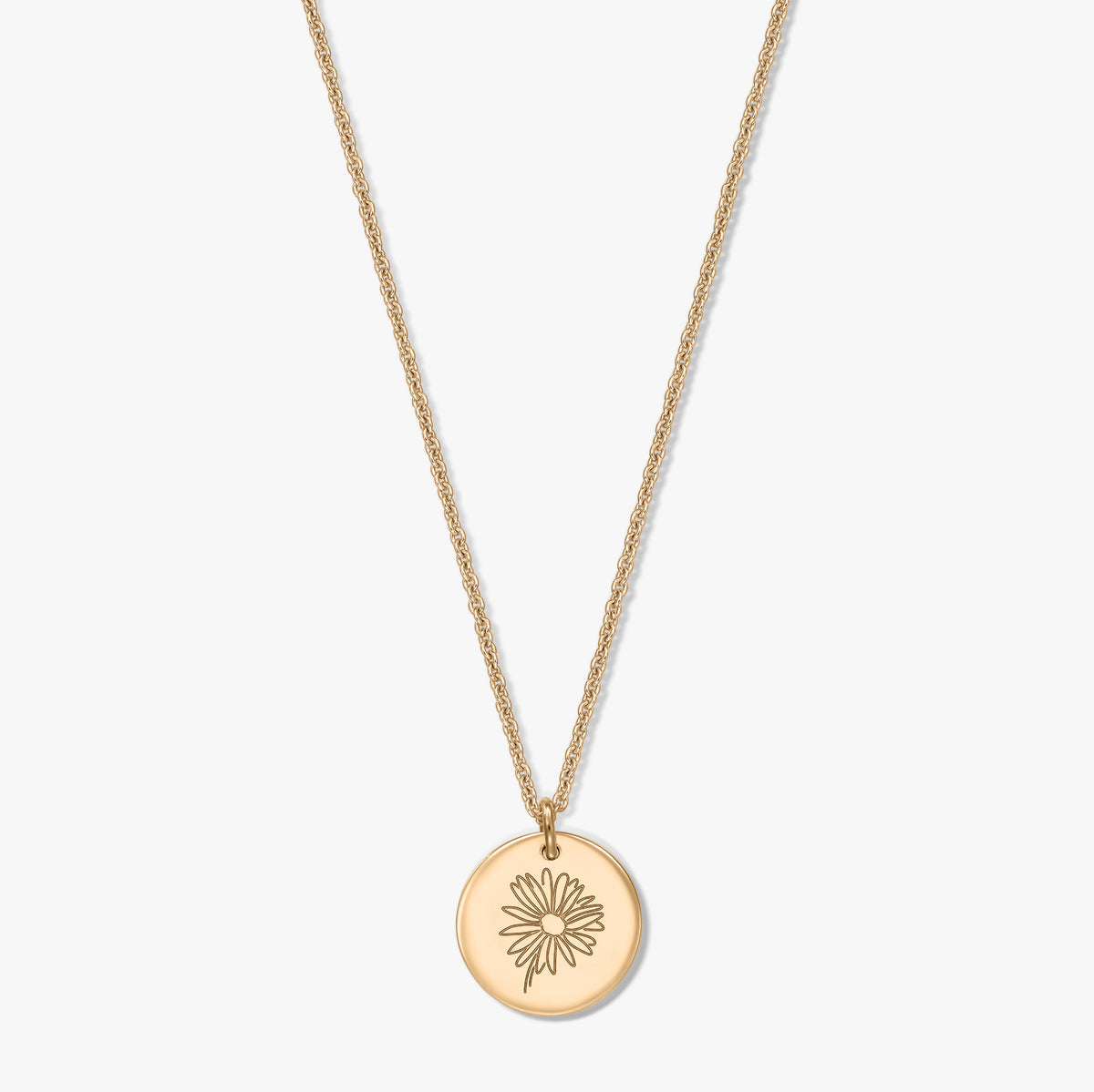 Collana in argento placcato oro con ciondolo a disco rotondo inciso con una margherita, centrata su sfondo bianco.