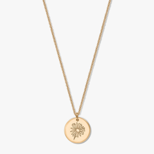 Collana in argento placcato oro con ciondolo a disco rotondo inciso con una margherita, centrata su sfondo bianco.