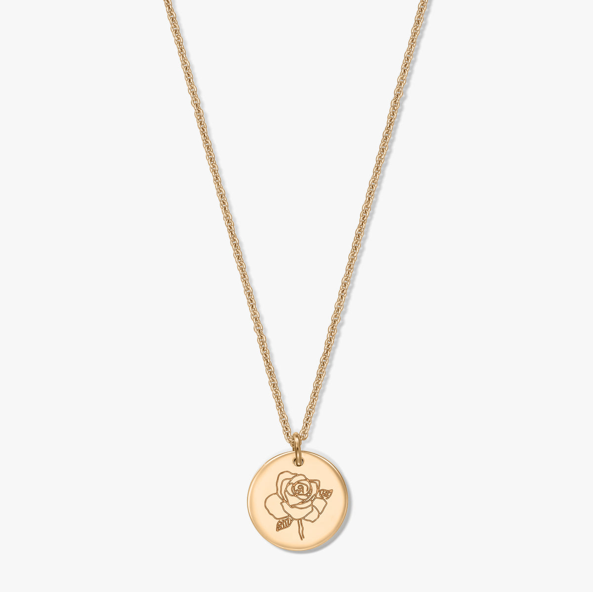 Collana in argento placcata in oro con medaglione rotondo inciso con una rosa, fotografata al centro su sfondo bianco.
