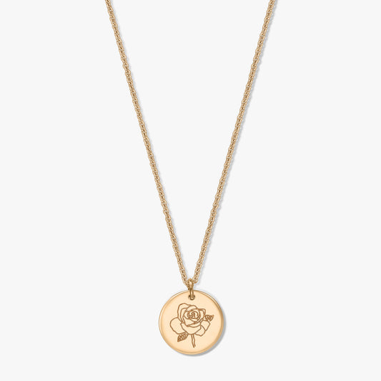 Collana in argento placcata in oro con medaglione rotondo inciso con una rosa, fotografata al centro su sfondo bianco.