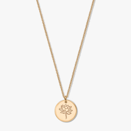 Collana in argento placcato oro con fiore del mese di nascita, ciondolo rotondo a disco inciso con un loto (luglio) su sfondo bianco.