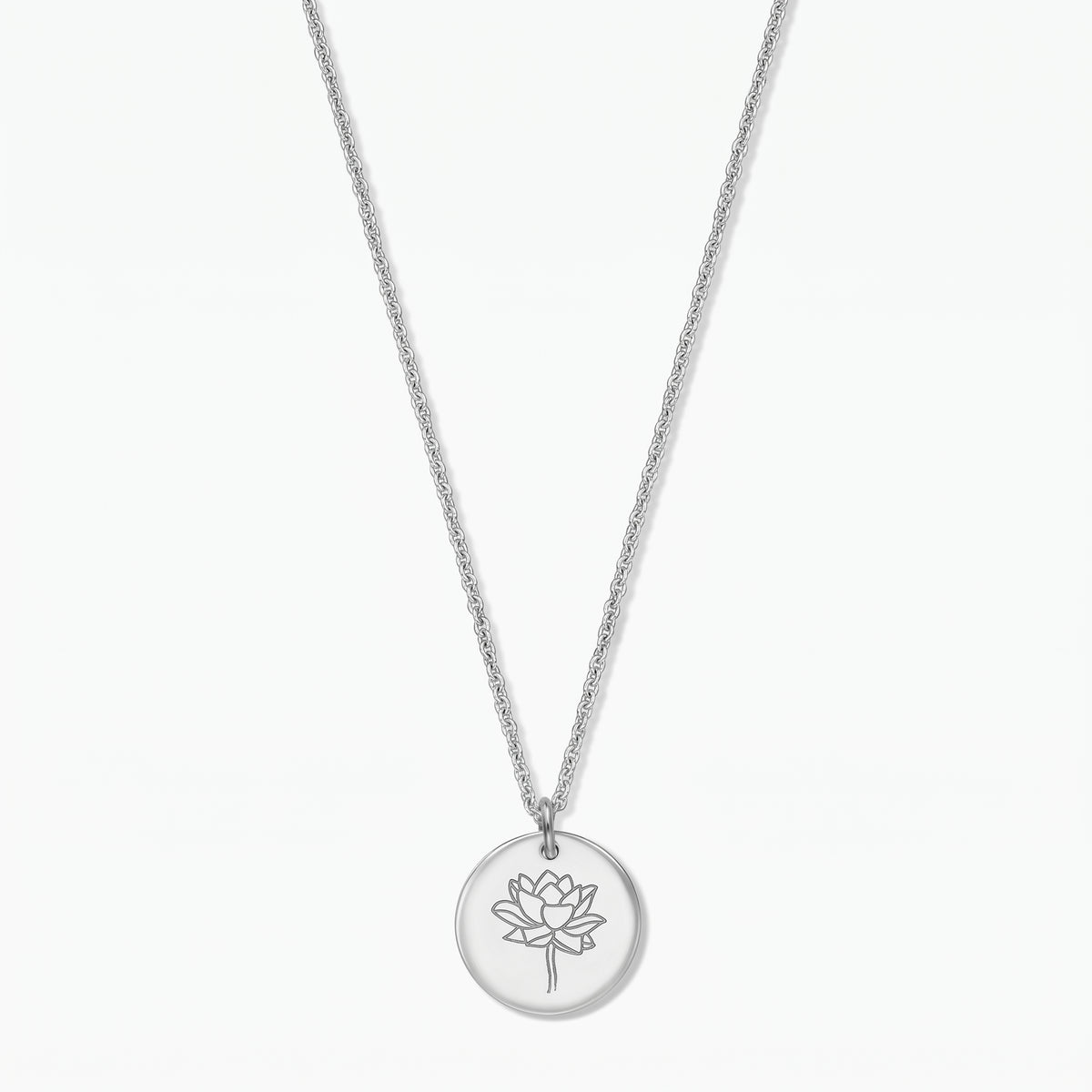 Collana in argento sterling con fiore del mese di nascita e pendente a disco rotondo inciso con un loto (luglio), fotografata su sfondo bianco.