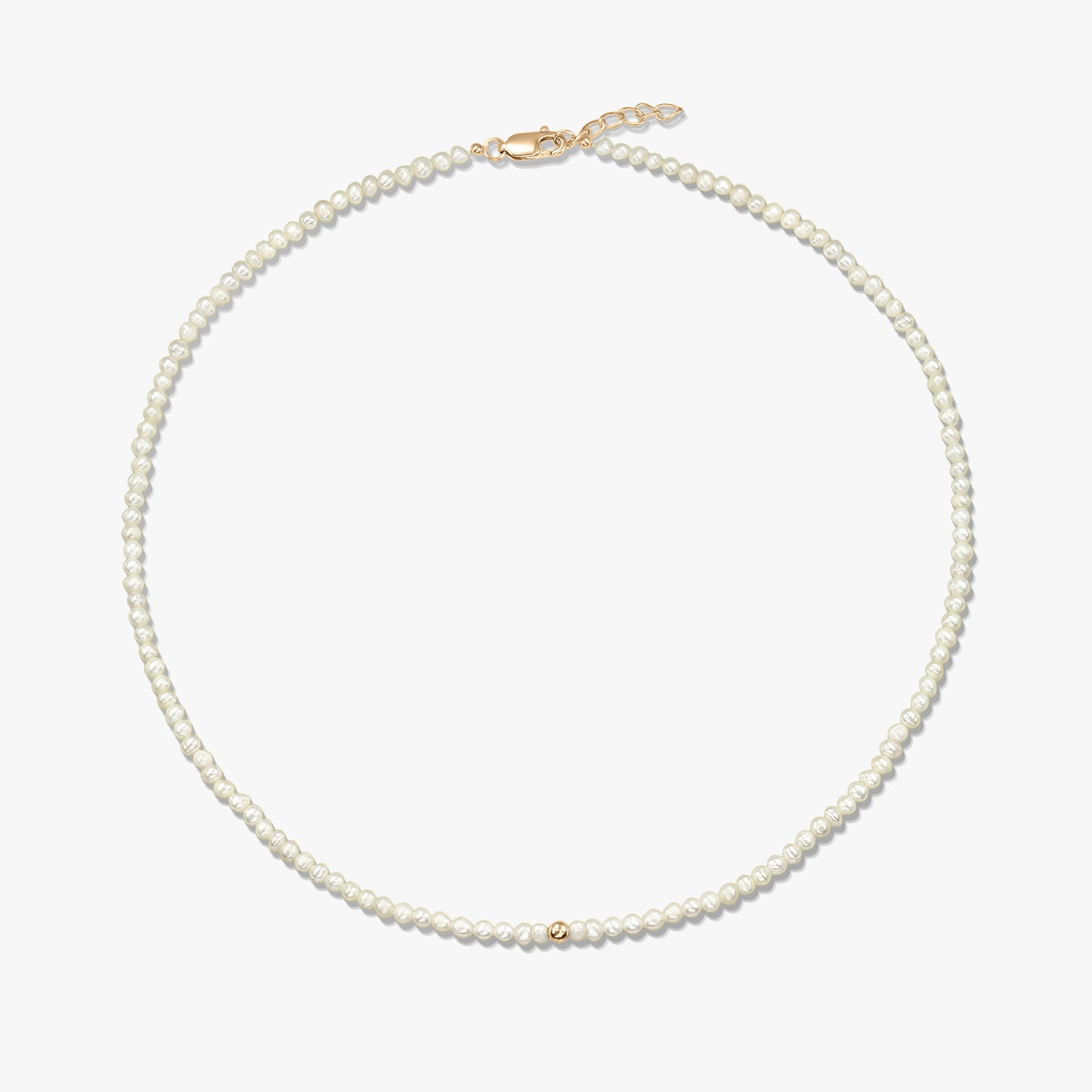 Immagine quadrata del prodotto: collana delicata di perle naturali con piccolo dettaglio a sfera in oro giallo 14K e chiusura a moschettone in oro giallo con corta prolunga, su sfondo bianco.