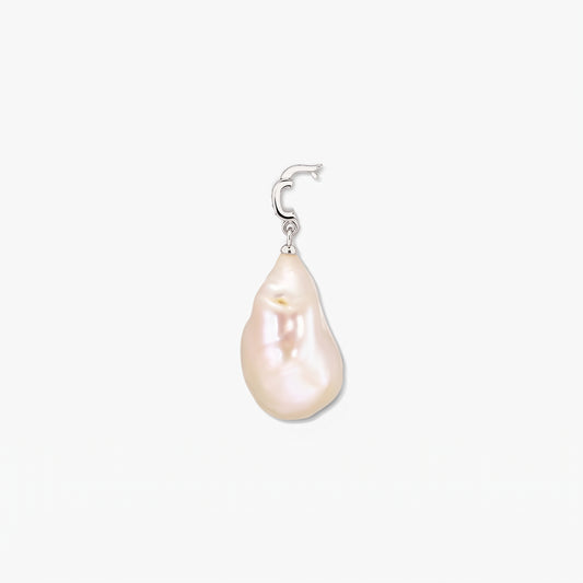 Ciondolo con perla barocca, contromaglia in argento 925 rodiato e dettaglio in zirconia bianca, su sfondo bianco.