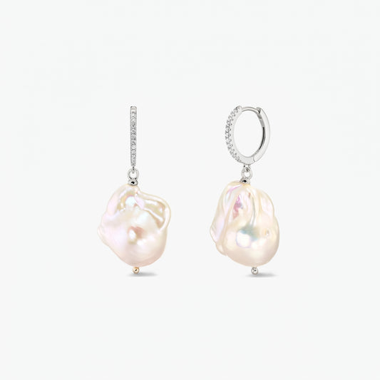 Coppia di orecchini a cerchio in argento 925 rodiato con pavé di zirconia e grandi perle barocche organiche su sfondo bianco.