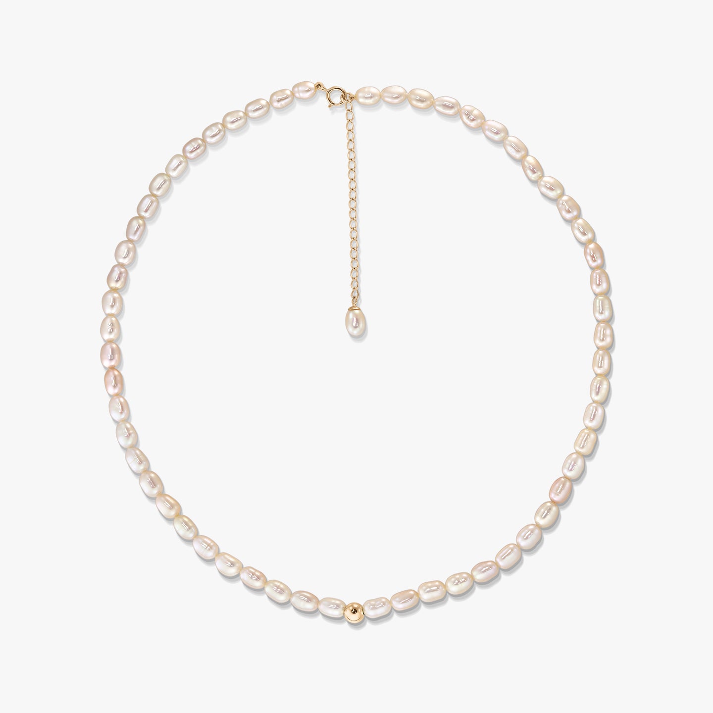 Collana Blair in oro con perle ovali naturali disposte in cerchio su sfondo bianco, con chiusura in oro 14K, catenella di prolunga e piccola perlina decorativa in oro.