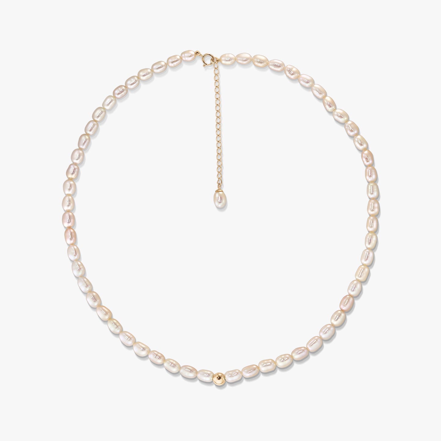 Collana Blair in oro con perle ovali naturali disposte in cerchio su sfondo bianco, con chiusura in oro 14K, catenella di prolunga e piccola perlina decorativa in oro.