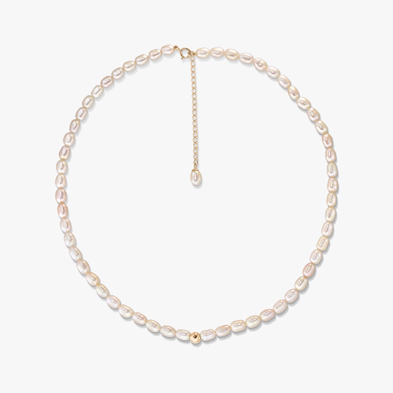 Collana Blair in oro con perle ovali naturali disposte in cerchio su sfondo bianco, con chiusura in oro 14K, catenella di prolunga e piccola perlina decorativa in oro.