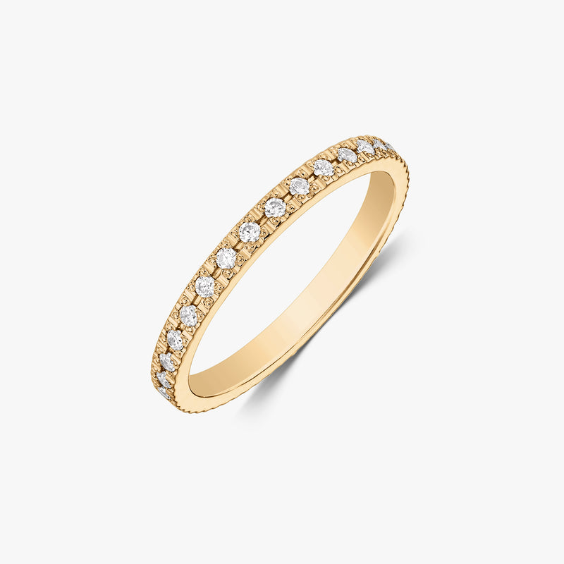 Anello nuziale stile tennis in oro giallo 14K con zirconi bianchi rotondi, fotografato su sfondo bianco.