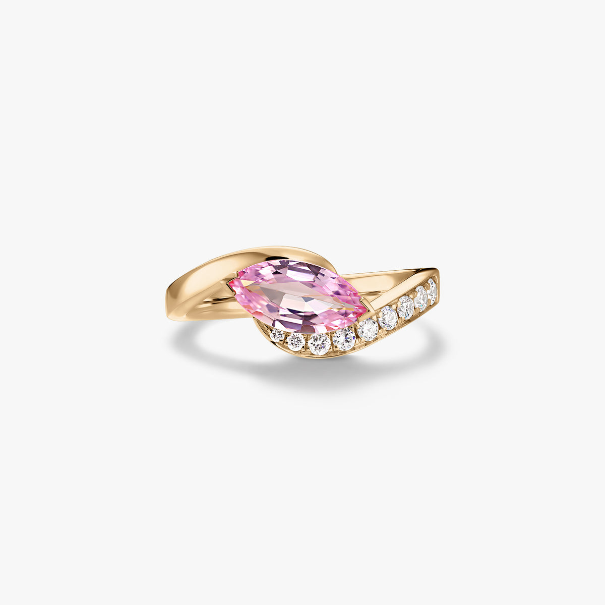 Anello in oro giallo 14K con zaffiro rosa taglio marquise e diamanti naturali pavé su fascia avvolgente, isolato su sfondo bianco.