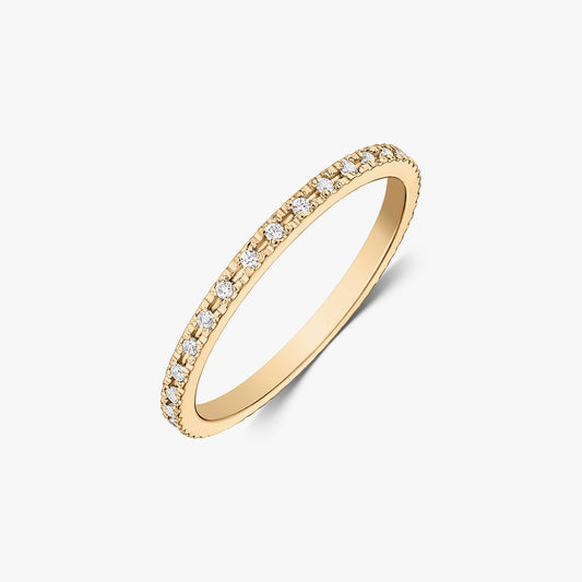 Fedina tennis sottile in oro giallo 14K con zirconi bianchi incastonati a pavé, fotografata su sfondo bianco.