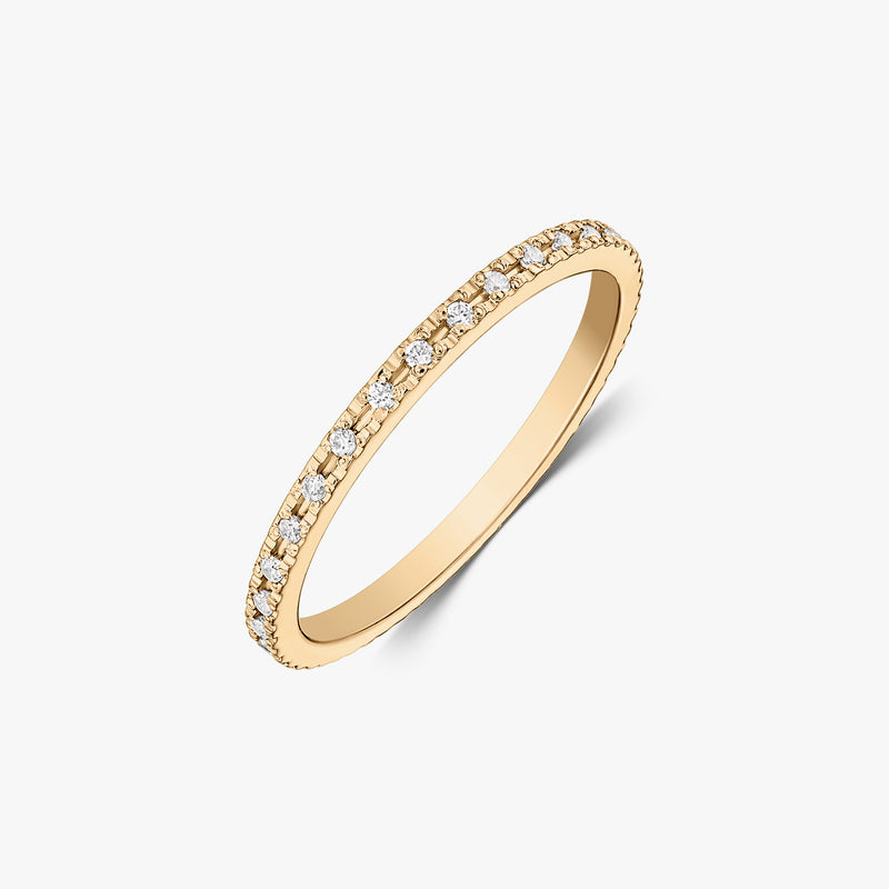 Fedina tennis sottile in oro giallo 14K con zirconi bianchi incastonati a pavé, fotografata su sfondo bianco.
