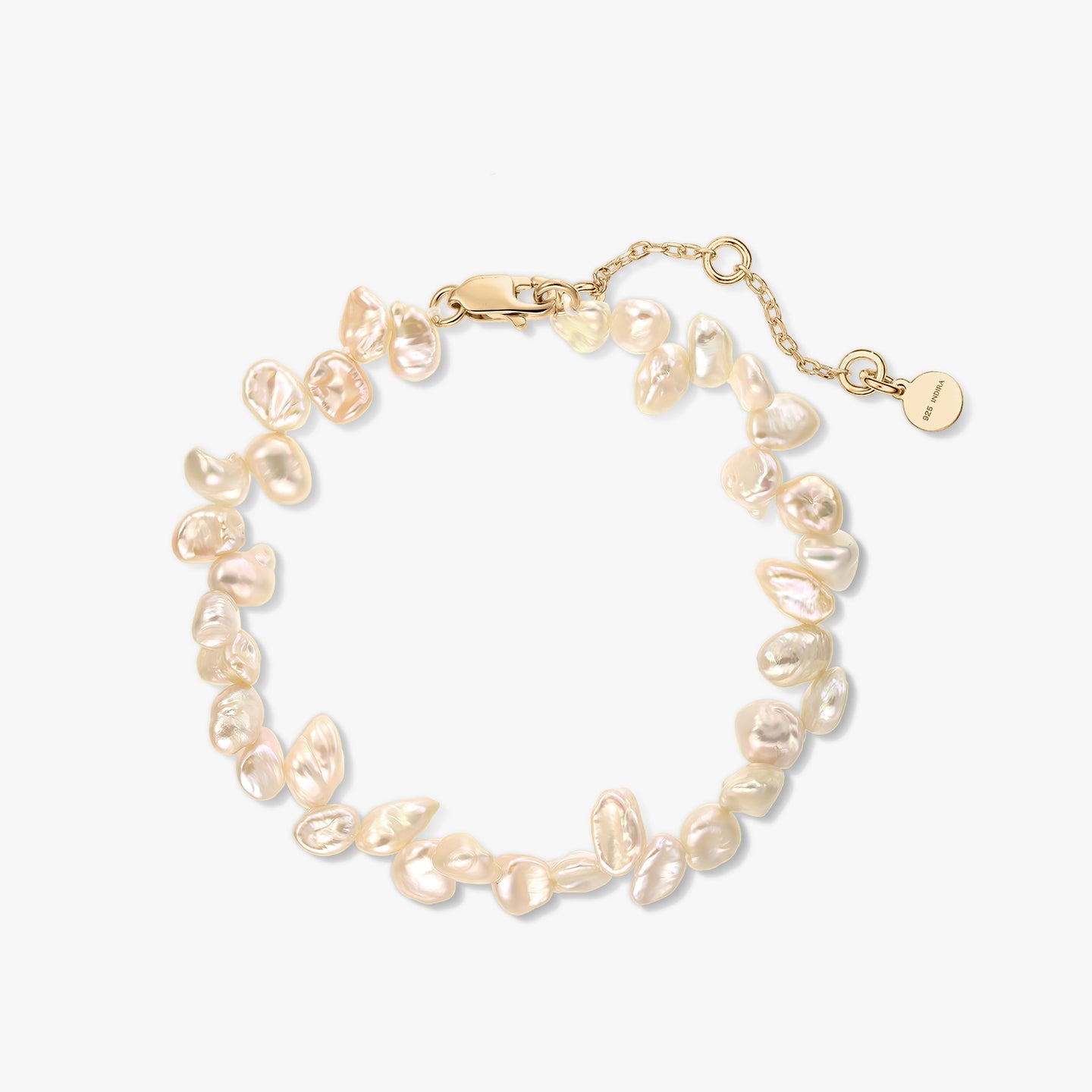 Bracciale in argento sterling placcato in oro con perle keshi rosa naturali e catena di estensione su sfondo bianco.
