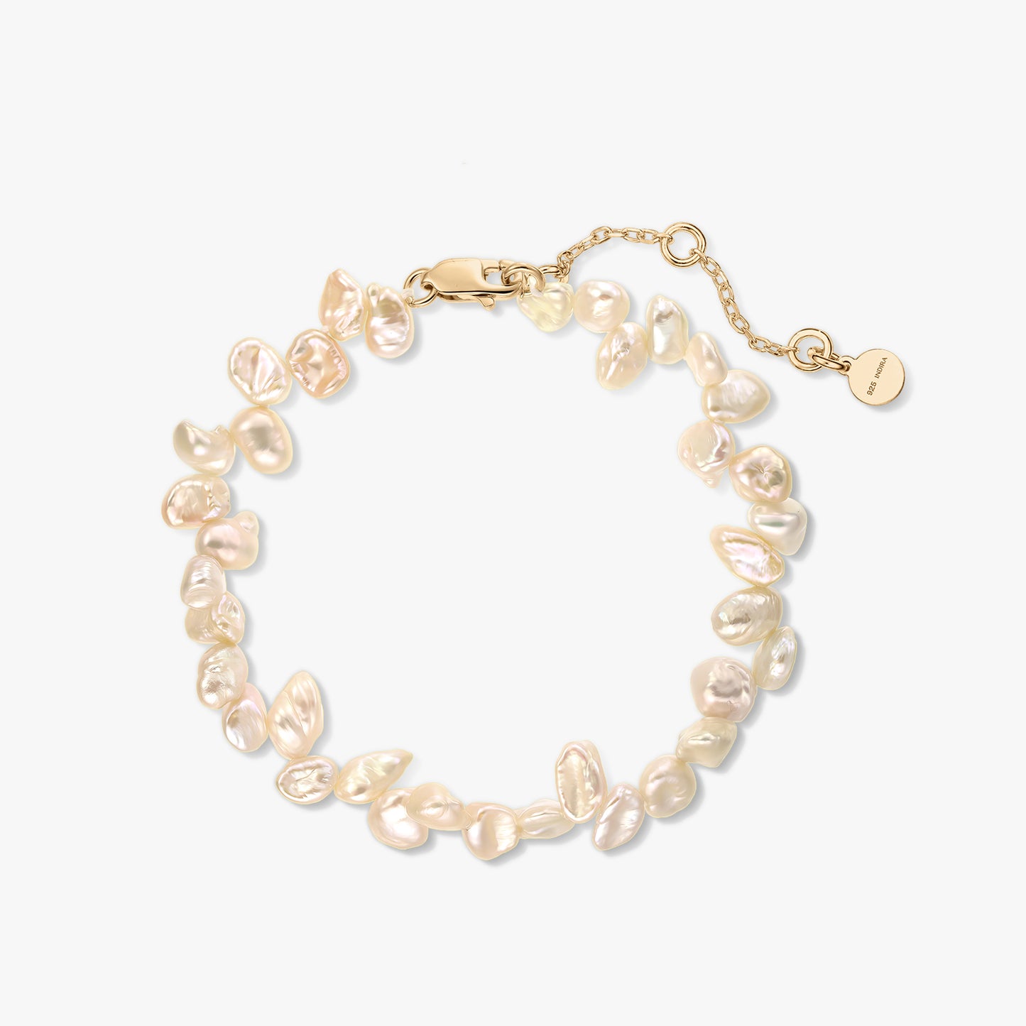Bracciale in argento sterling placcato in oro con perle keshi rosa naturali e catena di estensione su sfondo bianco.