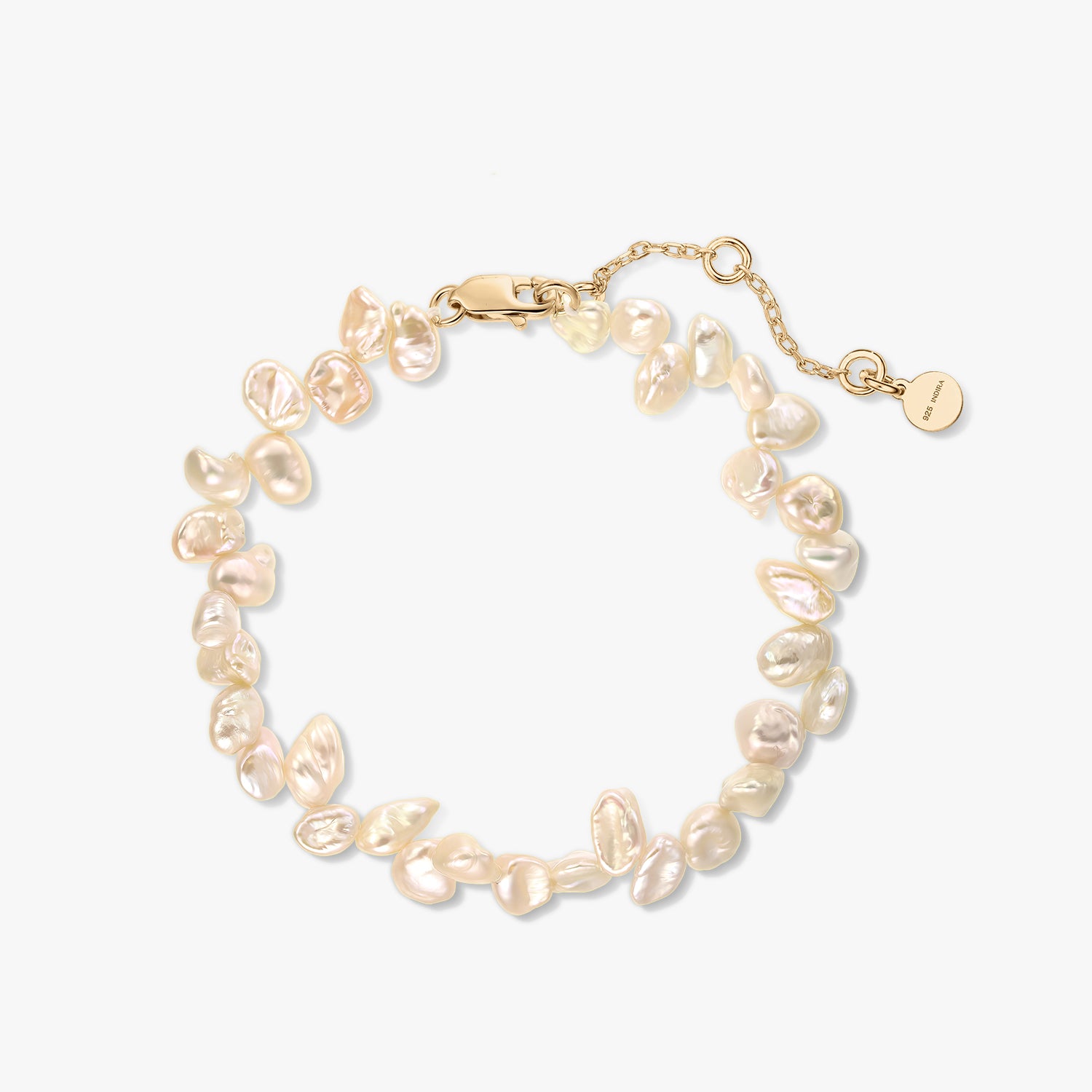 Bracciale in argento sterling placcato in oro con perle keshi rosa naturali e catena di estensione su sfondo bianco.