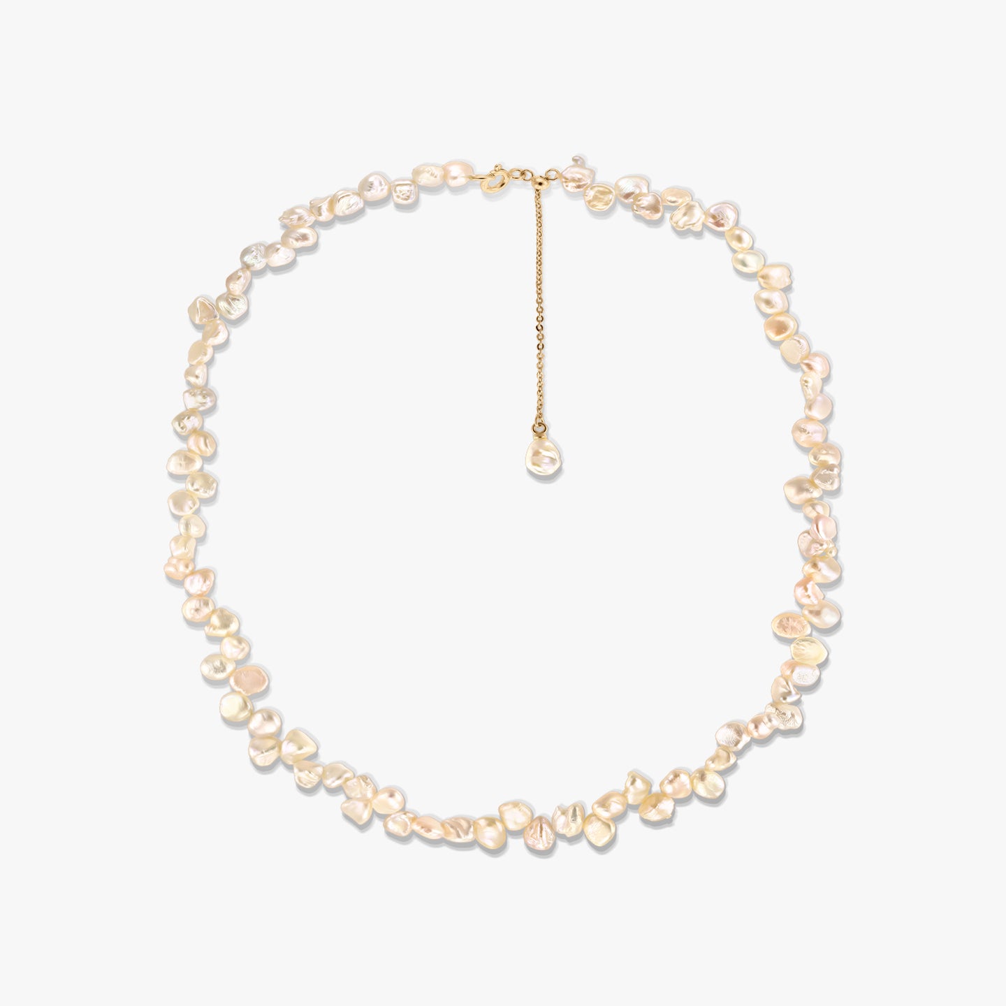 Collana in argento placcato in oro con perle keshi d’acqua dolce rosa irregolari e prolunga regolabile della catena, fotografata su sfondo bianco.