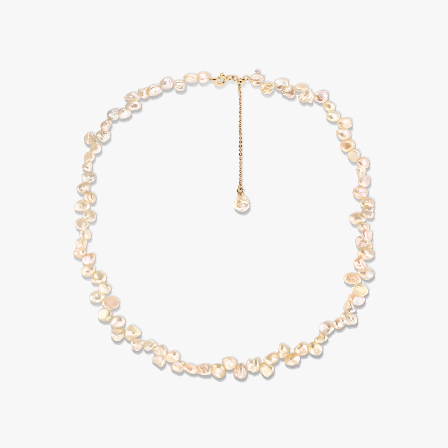 Collana in argento placcato in oro con perle keshi d’acqua dolce rosa irregolari e prolunga regolabile della catena, fotografata su sfondo bianco.