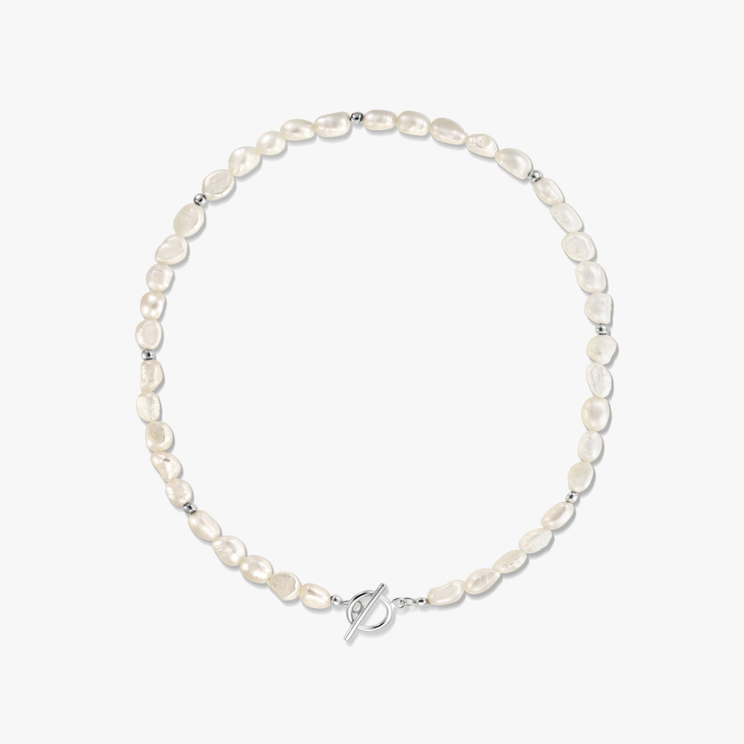 Collana Silver Grace con perle naturali d'acqua dolce e distanziatori in argento sterling, rifinita con una chiusura a T in argento su sfondo bianco.