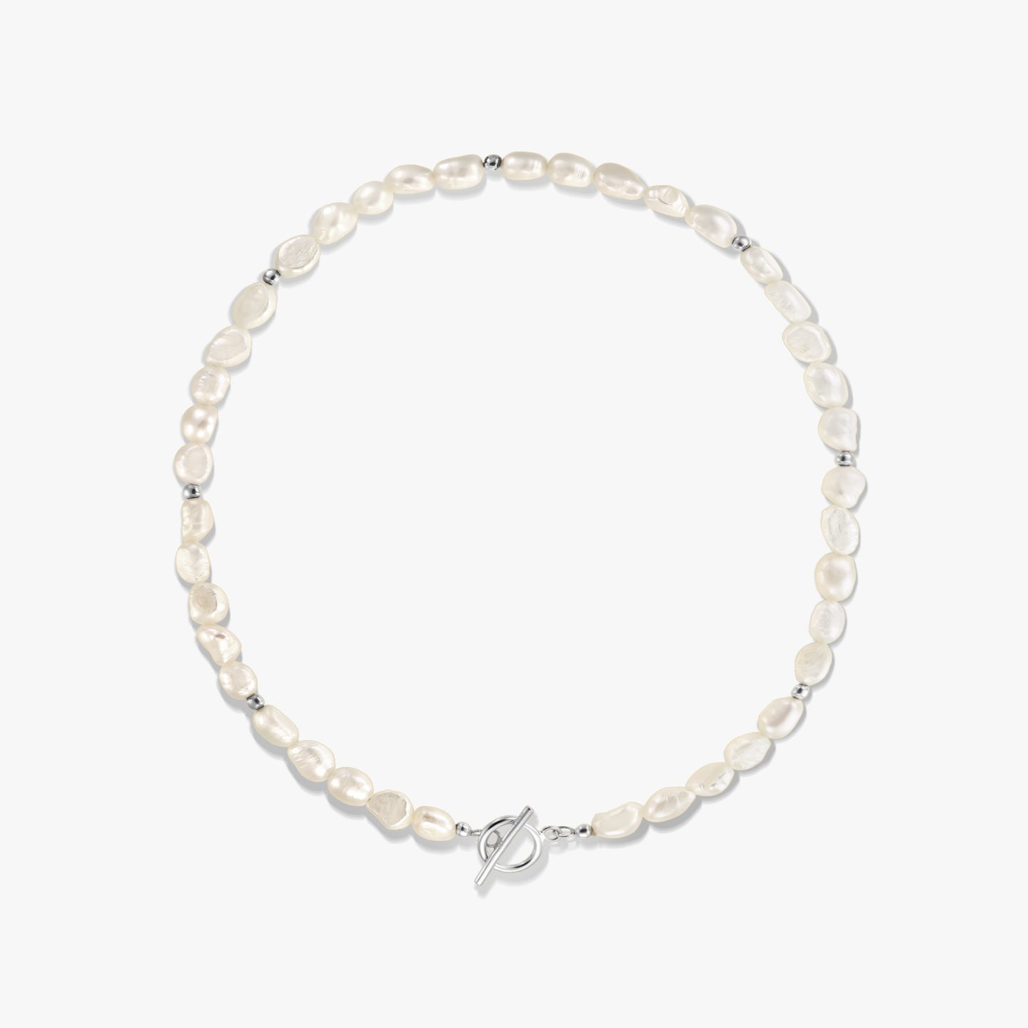 Foto quadrata in studio di una collana in argento sterling con perle naturali di acqua dolce, piccole perline distanziatrici in argento e chiusura a T su sfondo bianco.
