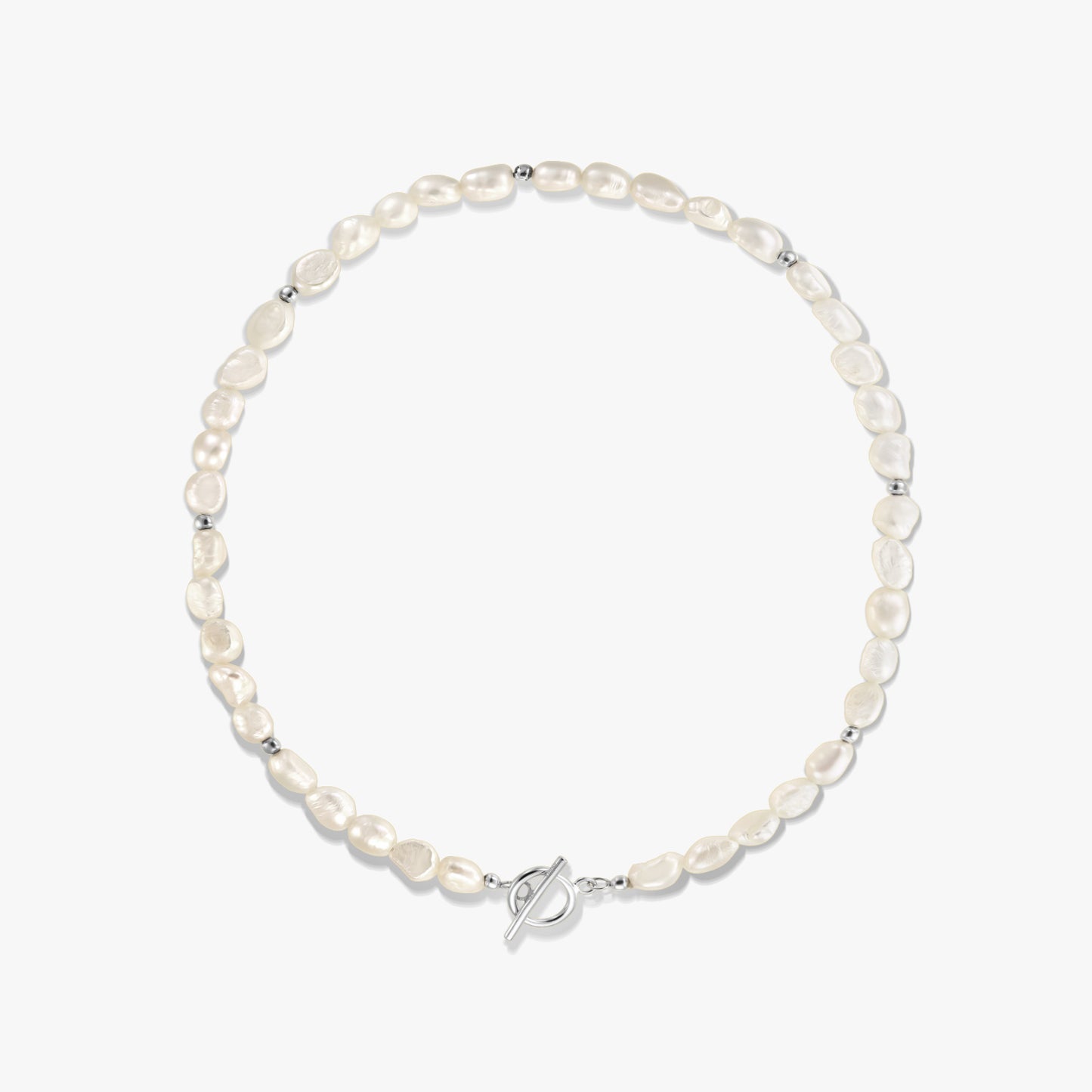 Foto quadrata in studio di una collana in argento sterling con perle naturali di acqua dolce, piccole perline distanziatrici in argento e chiusura a T su sfondo bianco.
