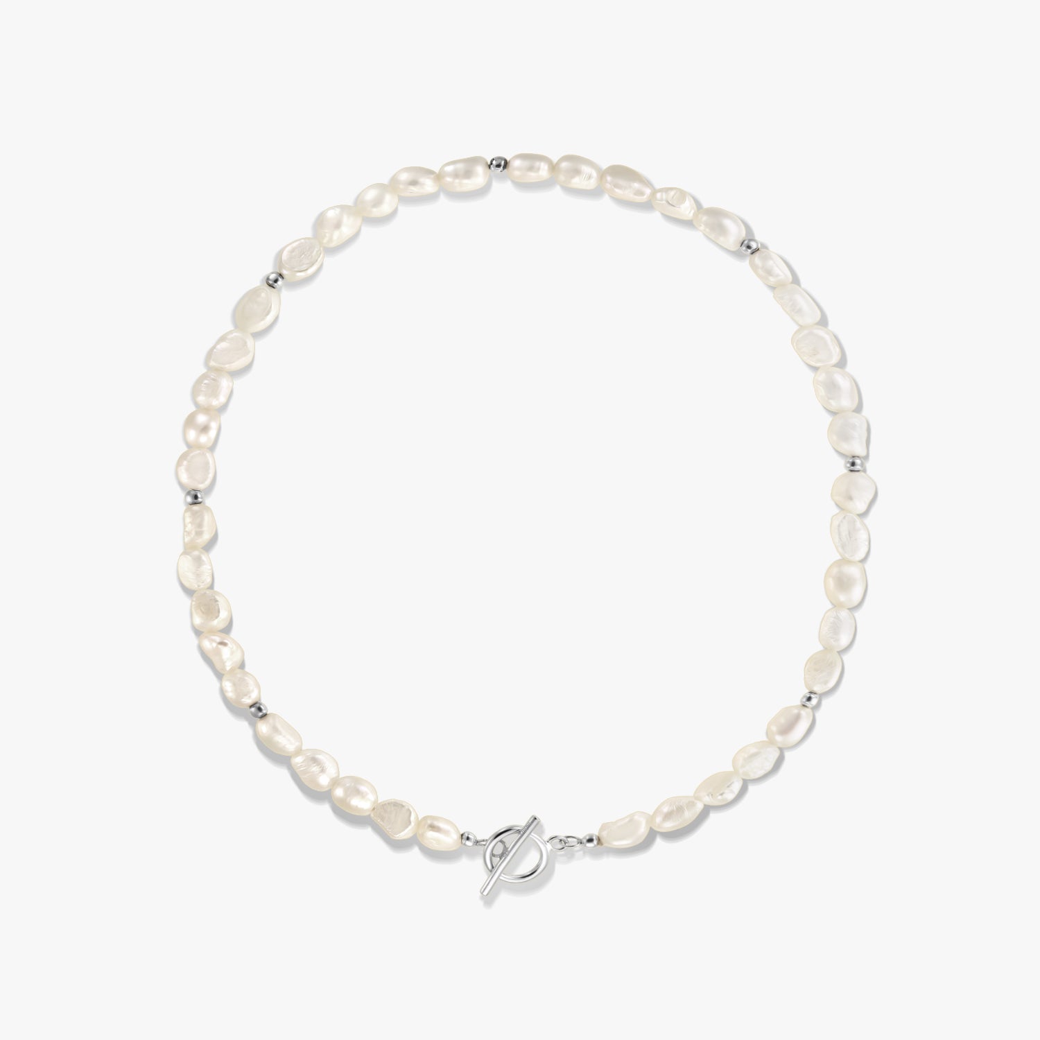 Foto quadrata in studio di una collana in argento sterling con perle naturali di acqua dolce, piccole perline distanziatrici in argento e chiusura a T su sfondo bianco.