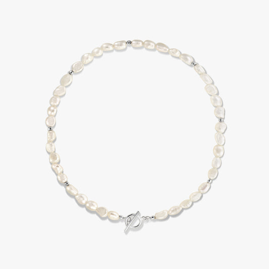 Foto quadrata in studio di una collana in argento sterling con perle naturali di acqua dolce, piccole perline distanziatrici in argento e chiusura a T su sfondo bianco.