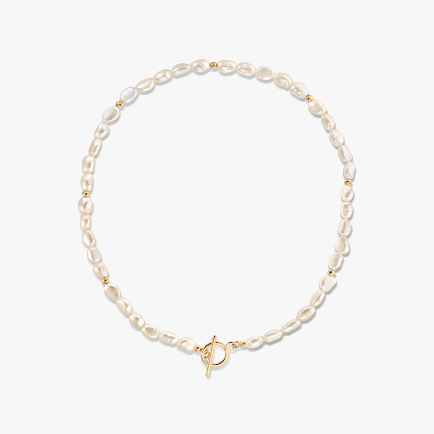 Immagine quadrata del prodotto di una collana delicata con perle naturali d’acqua dolce, piccole perline d’oro e chiusura frontale a T, su sfondo bianco.